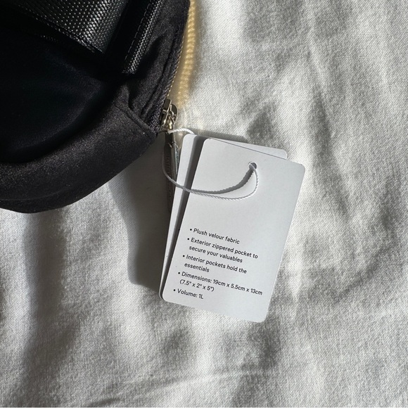🆕 Lululemon Everywhere Belt Bag Velour - Black (Metal Hardware) - Picture 5 of 8